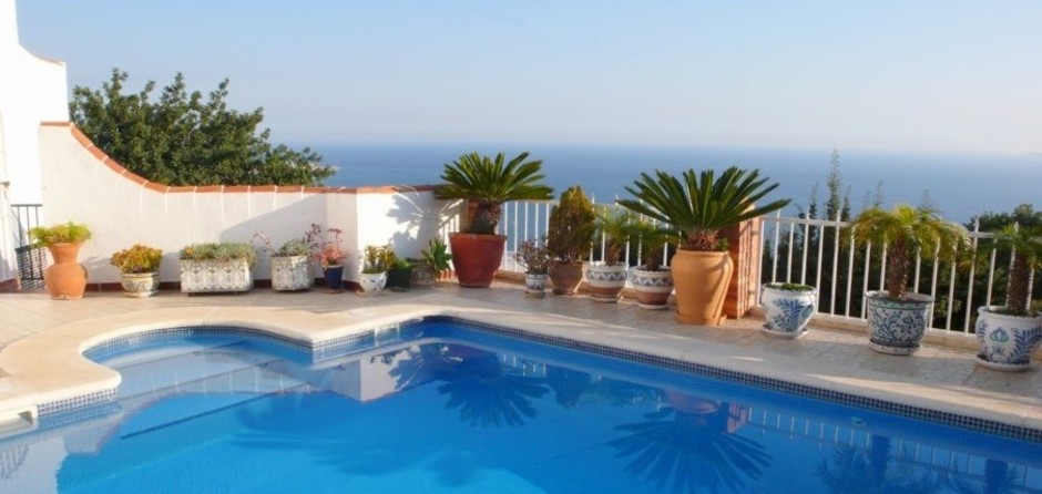 Swimming pool with sea view