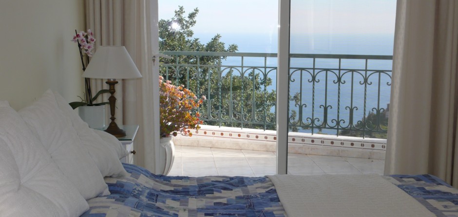 Bedroom with terrace and sea view